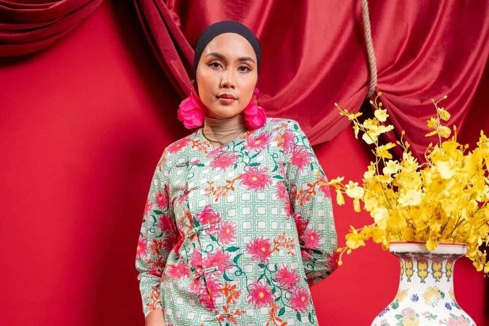 Dynasty Kebaya Green (dari $59) mengambil inspirasi daripada tema warna strawberi ‘matcha’ iaitu gabungan warna merah jambu dan hijau yang tular di media sosial. 