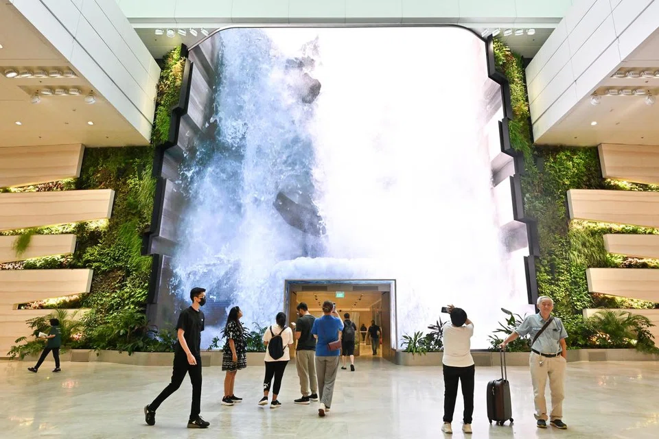 Terminal 2 Lapangan Terbang Changi menerima hadiah istimewa bagi bahagian dalaman pada pertandingan Anugerah Seni Bina dan Reka Bentuk Prix Versailles 2024 dalam kategori lapangan terbang tercantik di dunia. Ia mempunyai, antara lain, air terjun multimedia setinggi empat tingkat di tengah-tengah dewan keberangkatannya.
