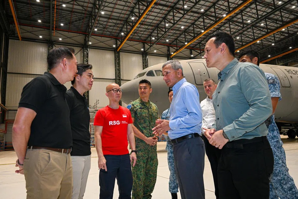 (Dua dari kanan) Menteri Ehwal Luar, Dr Vivian Balakrishnan, beramah mesra bersama badan-badan yang menyumbang kepada bantuan kemanusiaan ketujuh Singapura ke Gaza di Pangkalan Udara Changi (Timur) pada 12 Februari. Beliau ditemani (kanan) Menteri Negara Kanan (Pertahanan merangkap Tenaga Manusia), Encik Zaqy Mohamad; Kolonel Ivan Du (empat dari kiri); pengasas dan ketua pegawai eksekutif Relief Singapore, Encik Jonathan How; dan wakil badan-badan lain.
