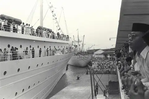 Saudara-mara dan sahabat handai menghantar jemaah menunaikan haji ke Makkah dengan menaiki kapal “Malaysia Raya“ di pelabuhan PSA pada 1971.