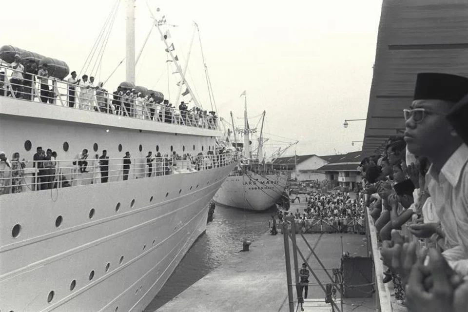 Saudara-mara dan sahabat handai menghantar jemaah menunaikan haji ke Makkah dengan menaiki kapal “Malaysia Raya“ di pelabuhan PSA pada 1971.