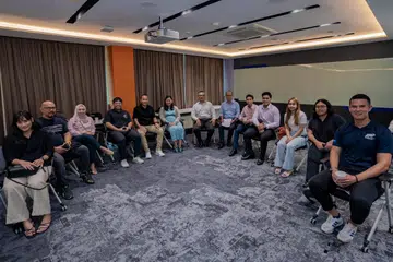 SESI BERMANFAAT: (Dari kiri) Wakil Persekutuan Silat Singapura (Persisi), Cik Siti Khadijah Mohd Shahrem; wakil sukan bina badan, Encik Abdullah Jaafar; wakil Majlis Paralimpik Kebangsaan Singapura, Cik Marya Malek; wakil Persatuan Bola Keranjang Kerusi Roda, Encik Muhammad Farrhan Othman; Mayor, Majlis Pembangunan Masyarakat (CDC) South East, Encik Fahmi Aliman; Anggota Parlimen (AP) GRC Sembawang, Cik Mariam Jaafar; Editor Berita Harian, Encik Nazry Mokhtar; Editor Bersekutu Berita Harian (BH), Encik Nizam Ismail; bersama wakil-wakil Persisi, Encik Dhani Andika Razali dan Encik Muhammad Nurshahfareeq Sharudin; wakil sukan Taekwondo, Cik Diyanah Aqidah; wartawan BH, Cik Zulaiqah Abdul Rahim; dan wakil Persatuan Bola Sepak Singapura, Encik Baihakki Khaizan, turut menyertai sesi dialog ini.