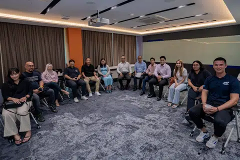 SESI BERMANFAAT: (Dari kiri) Wakil Persekutuan Silat Singapura (Persisi), Cik Siti Khadijah Mohd Shahrem; wakil sukan bina badan, Encik Abdullah Jaafar; wakil Majlis Paralimpik Kebangsaan Singapura, Cik Marya Malek; wakil Persatuan Bola Keranjang Kerusi Roda, Encik Muhammad Farrhan Othman; Mayor, Majlis Pembangunan Masyarakat (CDC) South East, Encik Fahmi Aliman; Anggota Parlimen (AP) GRC Sembawang, Cik Mariam Jaafar; Editor Berita Harian, Encik Nazry Mokhtar; Editor Bersekutu Berita Harian (BH), Encik Nizam Ismail; bersama wakil-wakil Persisi, Encik Dhani Andika Razali dan Encik Muhammad Nurshahfareeq Sharudin; wakil sukan Taekwondo, Cik Diyanah Aqidah; wartawan BH, Cik Zulaiqah Abdul Rahim; dan wakil Persatuan Bola Sepak Singapura, Encik Baihakki Khaizan, turut menyertai sesi dialog ini.