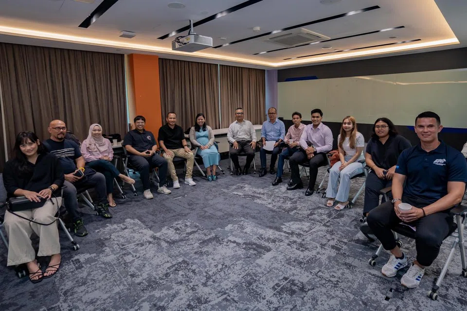 SESI BERMANFAAT: (Dari kiri) Wakil Persekutuan Silat Singapura (Persisi), Cik Siti Khadijah Mohd Shahrem; wakil sukan bina badan, Encik Abdullah Jaafar; wakil Majlis Paralimpik Kebangsaan Singapura, Cik Marya Malek; wakil Persatuan Bola Keranjang Kerusi Roda, Encik Muhammad Farrhan Othman; Mayor, Majlis Pembangunan Masyarakat (CDC) South East, Encik Fahmi Aliman; Anggota Parlimen (AP) GRC Sembawang, Cik Mariam Jaafar; Editor Berita Harian, Encik Nazry Mokhtar; Editor Bersekutu Berita Harian (BH), Encik Nizam Ismail; bersama wakil-wakil Persisi, Encik Dhani Andika Razali dan Encik Muhammad Nurshahfareeq Sharudin; wakil sukan Taekwondo, Cik Diyanah Aqidah; wartawan BH, Cik Zulaiqah Abdul Rahim; dan wakil Persatuan Bola Sepak Singapura, Encik Baihakki Khaizan, turut menyertai sesi dialog ini.