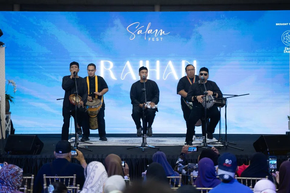 NASYID: Acara Salam Fest turut menampilkan persembahan berunsur keislaman dengan kehadiran kumpulan nasyid dari Malaysia, Raihan. 