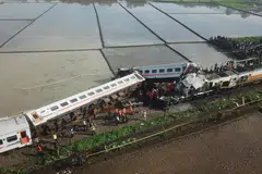 NAHAS KERETA API: Pemandangan dari udara menunjukkan kesan perlanggaran antara dua kereta api di Cicalengka, Bandung, wilayah Jawa Barat, pada 5 Januari. 