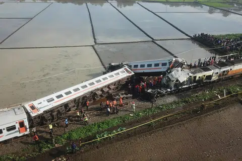 NAHAS KERETA API: Pemandangan dari udara menunjukkan kesan perlanggaran antara dua kereta api di Cicalengka, Bandung, wilayah Jawa Barat, pada 5 Januari. 