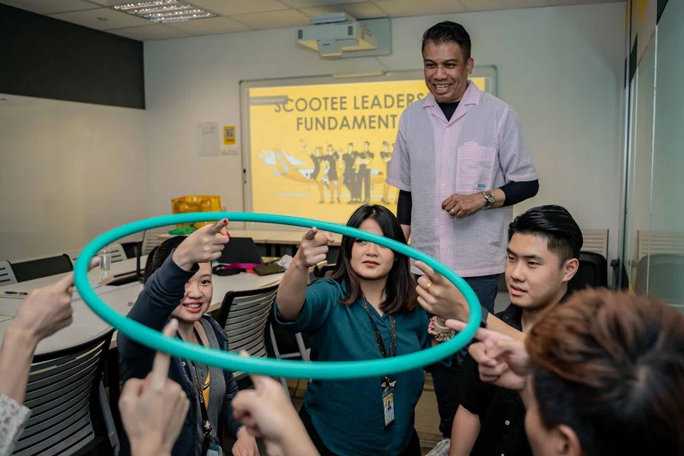 Encik Iskandar Nordin (berdiri) menjalankan kelas latihan untuk kru kabin yang bakal memikul tanggungjawab kepimpinan.