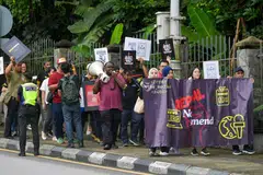 Aktivis media daripada pelbagai agensi berarak untuk menyampaikan memorandum membantah pindaan akta mesin cetak dan penerbitan 1984, serta akta-akta lain yang menyekat kebebasan bersuara kepada Menteri Komunikasi, Encik Fahmi Fadzil,di Parlimen pada 4 Disember.