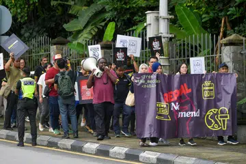 Aktivis media daripada pelbagai agensi berarak untuk menyampaikan memorandum membantah pindaan akta mesin cetak dan penerbitan 1984, serta akta-akta lain yang menyekat kebebasan bersuara kepada Menteri Komunikasi, Encik Fahmi Fadzil,di Parlimen pada 4 Disember.