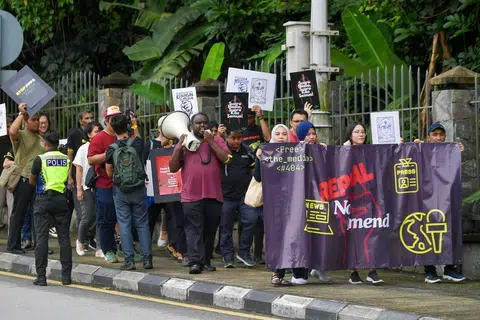 Aktivis media daripada pelbagai agensi berarak untuk menyampaikan memorandum membantah pindaan akta mesin cetak dan penerbitan 1984, serta akta-akta lain yang menyekat kebebasan bersuara kepada Menteri Komunikasi, Encik Fahmi Fadzil,di Parlimen pada 4 Disember.