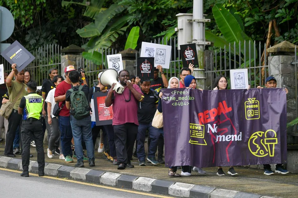 Aktivis media daripada pelbagai agensi berarak untuk menyampaikan memorandum membantah pindaan akta mesin cetak dan penerbitan 1984, serta akta-akta lain yang menyekat kebebasan bersuara kepada Menteri Komunikasi, Encik Fahmi Fadzil,di Parlimen pada 4 Disember.