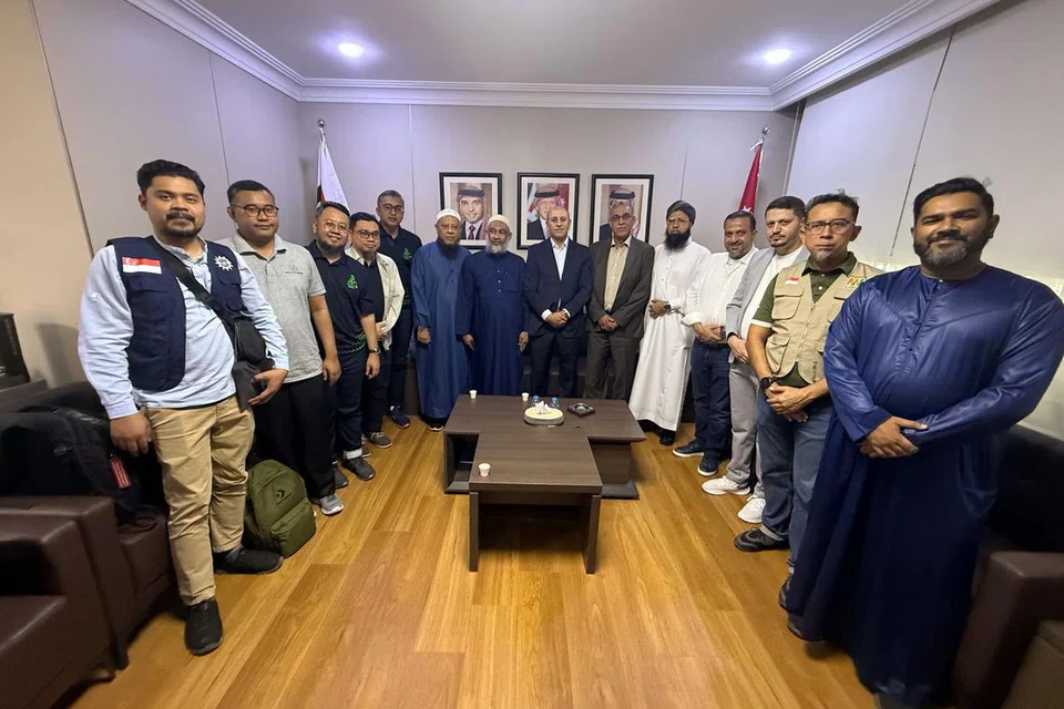 Delegasi Singapura, termasuk pegawai SalamSG Korban, bergambar semasa lawatan ke pejabat Pertubuhan Amal Jordan Hashemite (JHCO) di Amman, Jordan. 