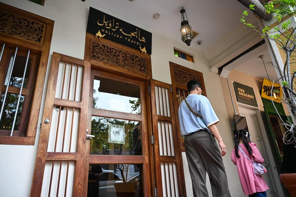 Terletak di Kandahar Street, syarikat Halijah Travels, mengekalkan reka bentuk asal dengan pintu dan jendela kayu yang memancarkan pesona klasik Melayu.