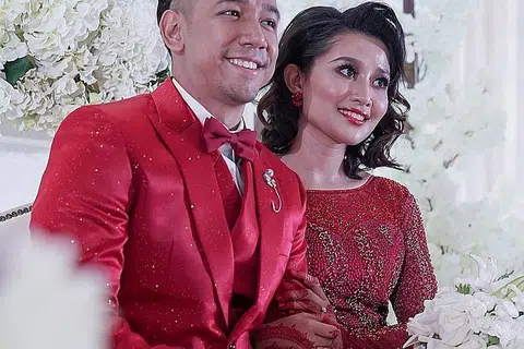 SENANGI USAHA TULUSNYA: Nurulain Md Yusof melihat suaminya Sufi Rashid sebagai seorang yang bertanggungjawab, berdedikasi dalam soal kerja dan tidak boleh duduk diam. - Foto HMP STUDIO