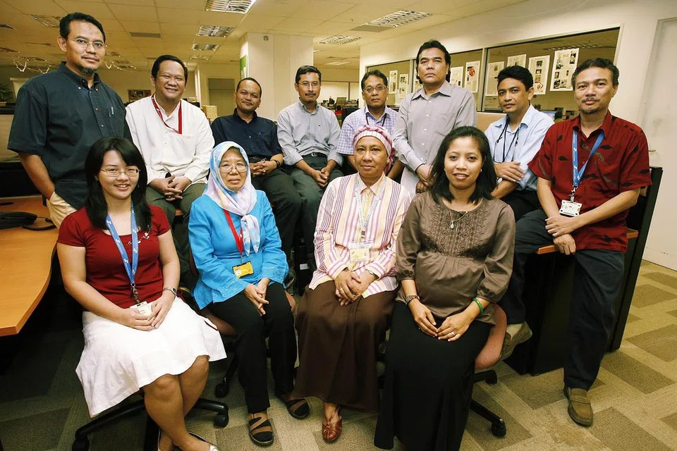 Encik Mohamad Suhaimi Mohsen (berdiri kiri) bersama pasukan penyunting di Berita Harian (BH) pada 2008. Turut bersamanya (Berdiri dua dari kiri) Encik Ismail Ali; Encik Abdul Rahman Basrun; Encik Yahya A. Rahim; Encik Ismail Awang; Encik Rahmad Sakom; Encik Anwar Yahya; Encik Salim Omar. (Duduk, dari kiri) Cik Chai Hung Yin; Cik Sadiah Buang; Cik Jamilah Hassan; Cik Wan Nurmawati Abdul Rani. 
