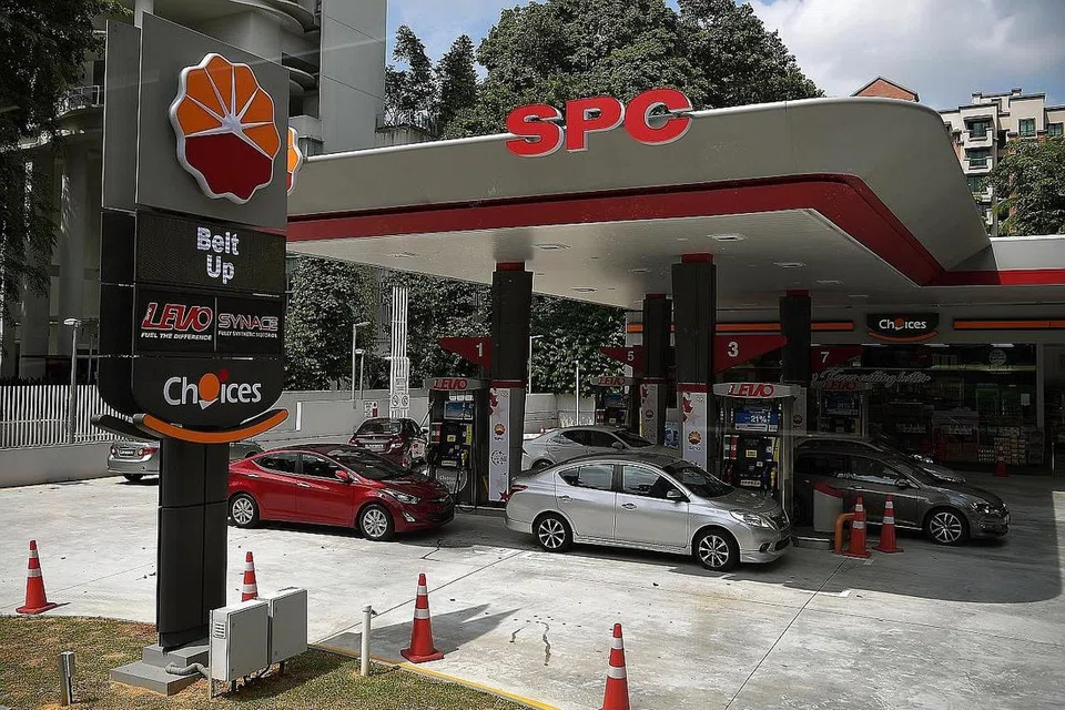 MANFAAT PENGGUNA: Harga minyak mentah lebih rendah boleh menurunkan harga kenderaan minyak di sini. - Foto BH oleh KUA CHEE SIONG 