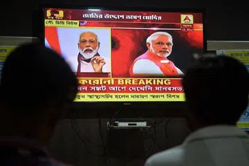 UCAPAN PERDANA MENTERI INDIA: Warga menyaksikan ucapan Encik Narendra Modi kepada seluruh negara menerusi siaran televisyen setelah negara itu melaksanakan perintah berkurung serata negara bagi membendung penularan Covid-19 di Siliguri, semalam. 