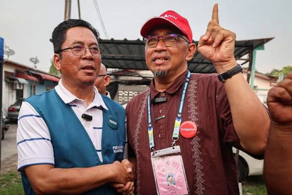 Calon Pakatan Harapan, Dr Joohari Ariffin (kanan), dan calon Perikatan Nasional, Encik Abidin Ismail (kiri) berentap dalam pertandingan satu lawan satu untuk merebut kerusi Dewan Undangan Negeri (DUN) Sungai Bakap, Pulau Pinang, pada hari pengundian 6 Julai 2024.