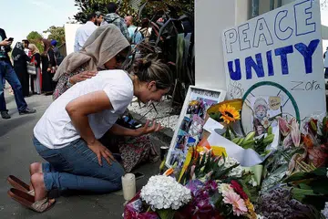 TURUT SEDIH: Seorang wanita menangis sewaktu acara memperingati mangsa di luar Masjid Al-Noor yang dibuka semula di Christchurch. Apa yang membuat tindakan keganasan terbaru di New Zealand ini ketara bukan sahaja jumlah mangsa, tetapi penyerang menyiarkan secara lintas langsung pembunuhan-pembunuhan itu di akaun media sosial. - Foto REUTERS