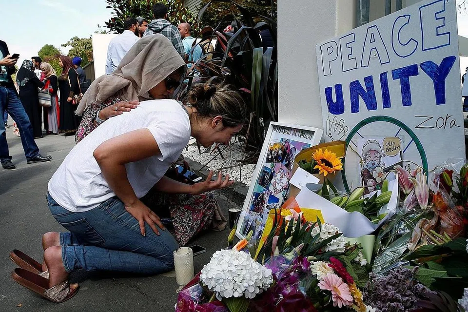TURUT SEDIH: Seorang wanita menangis sewaktu acara memperingati mangsa di luar Masjid Al-Noor yang dibuka semula di Christchurch. Apa yang membuat tindakan keganasan terbaru di New Zealand ini ketara bukan sahaja jumlah mangsa, tetapi penyerang menyiarkan secara lintas langsung pembunuhan-pembunuhan itu di akaun media sosial. - Foto REUTERS
