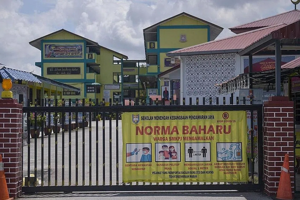 TUTUP SEKOLAH BENDUNG PENULARAN COVID-19: Penutupan semua sekolah di Malaysia melibatkan 74 peratus daripada keseluruhan sekolah di bawah Kementerian Pendidikan Malaysia. - Foto MALAY MAIL