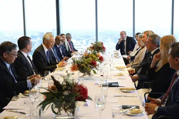 DIRAIKAN: Encik Lee (duduk kiri, tengah) telah bertemu dan dijamu dalam satu jamuan makan tengah hari dengan para pemimpin perniagaan kanan Australia dari Asia Society Australia di Sydney semalam. - Foto MCI