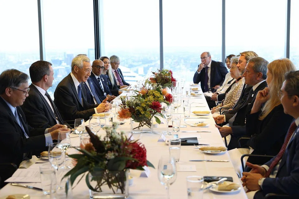 DIRAIKAN: Encik Lee (duduk kiri, tengah) telah bertemu dan dijamu dalam satu jamuan makan tengah hari dengan para pemimpin perniagaan kanan Australia dari Asia Society Australia di Sydney semalam. - Foto MCI