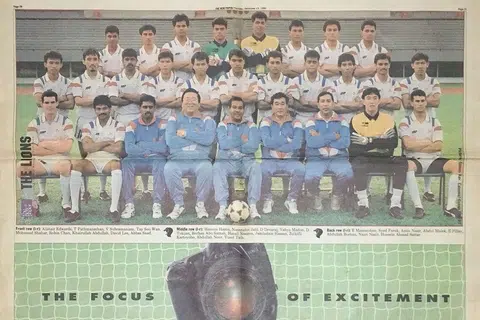 Allahyarham Khairullah Abdullah (duduk, tiga dari kanan), pernah menjadi jurulatih penjaga gawang pasukan nasional.
