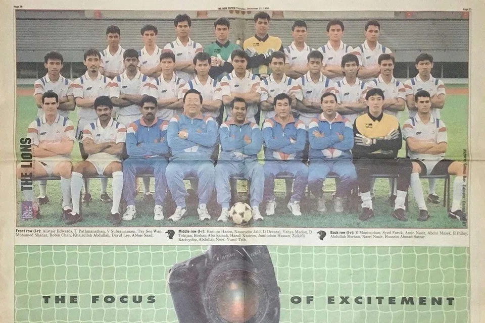 Allahyarham Khairullah Abdullah (duduk, tiga dari kanan), pernah menjadi jurulatih penjaga gawang pasukan nasional.