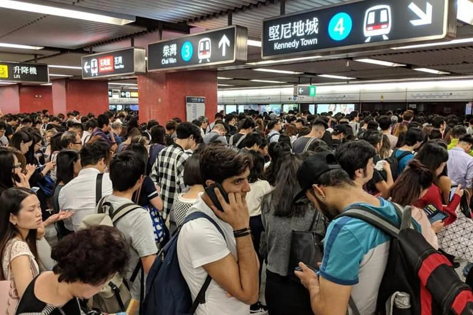 Para penunggang menunggu untuk menaiki keretapi di stesen Wan Chai di Hongkong ketika gangguan isyarat berlaku. FOTO: TWITTER/LK154 