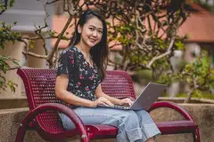PUPUK KESEDARAN: Cik Syimah Jasni merupakan antara pengasas inisiatif 'Project: It'll Be Alright', sebuah projek rangkaian Kebajikan Kesihatan Mental Belia yang ditugaskan untuk memupuk kesedaran dan memperkasa pemuda Singapura supaya dapat menangani cabaran kesihatan mental. - Foto BM oleh NUR DIYANA TAHA