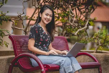 PUPUK KESEDARAN: Cik Syimah Jasni merupakan antara pengasas inisiatif 'Project: It'll Be Alright', sebuah projek rangkaian Kebajikan Kesihatan Mental Belia yang ditugaskan untuk memupuk kesedaran dan memperkasa pemuda Singapura supaya dapat menangani cabaran kesihatan mental. - Foto BM oleh NUR DIYANA TAHA