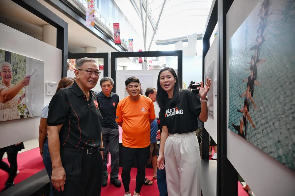 Dr Gerard Ee (kiri) diberi taklimat semasa melawat pameran ‘Break the Silver Ceiling: One Photo at a Time’ di OTH pada 1 Oktober.