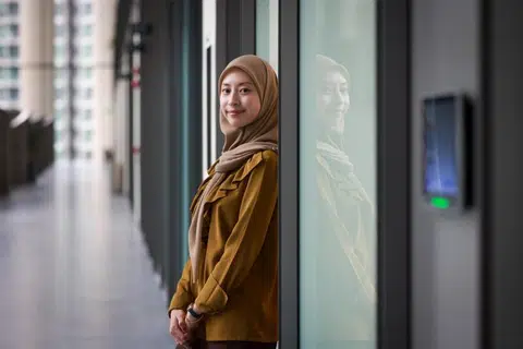 Pengerusi Kumpulan Kepentingan Ehwal Semasa Universiti Sains Kemasyarakatan Singapura (SUSS), Cik Maria Zahid, mendapati lebih ramai golongan belia dan wanita perlu melihat mereka mempunyai untuk menyumbang kepada pertahanan Singapura menerusi kemahiran dan perspektif yang dimiliki.