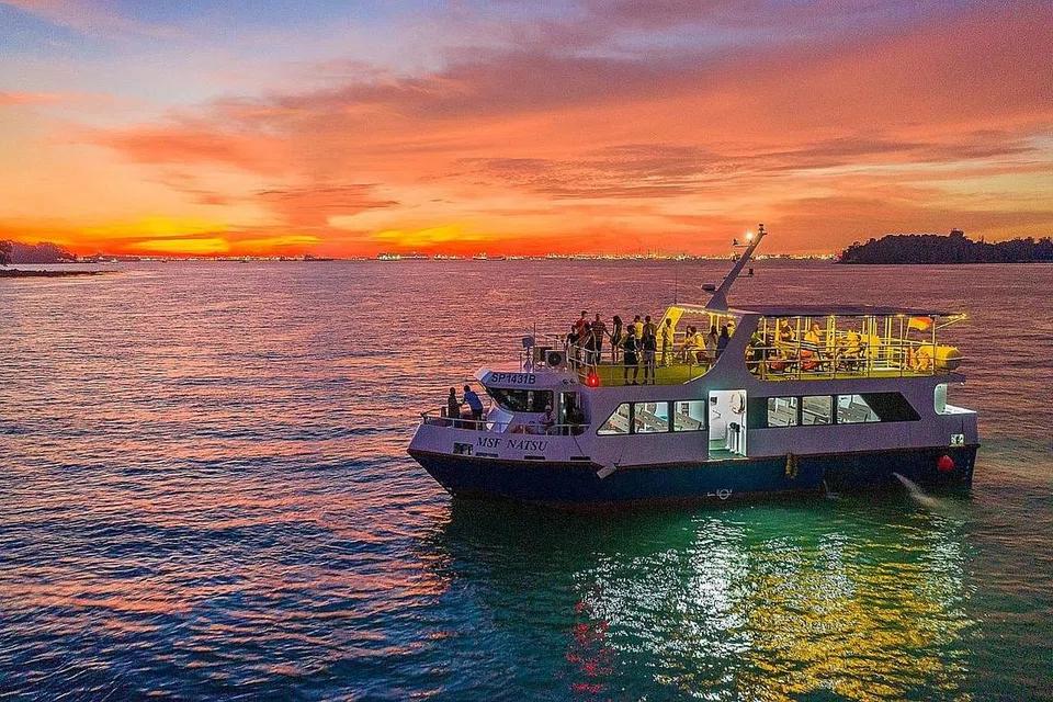 PELAYARAN INDAH: Nikmati pemandangan matahari terbenam dari kapal layar menelusuri Kepulauan Selatan.