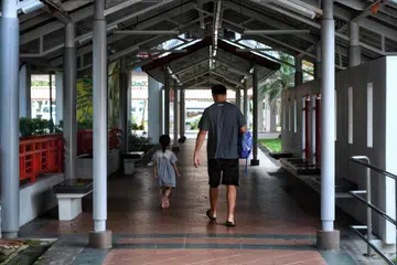 Antara cara membuat si kecil ghairah ke prasekolah adalah dengan menetapkan rutin seperti masa tertentu untuk bangun, makan, tidur, bermain dan membaca. 