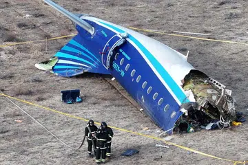 Serpihan bangkai pesawat penumpang, Azerbaijan Airlines, di lokasi nahas berhampiran bandar Aktau, Kazakhstan, dengan pesawat ‘Embraer 190’ itu dilaporkan membawa 67 penumpang dari Baku menuju ke Grozny, Selatan Russia.