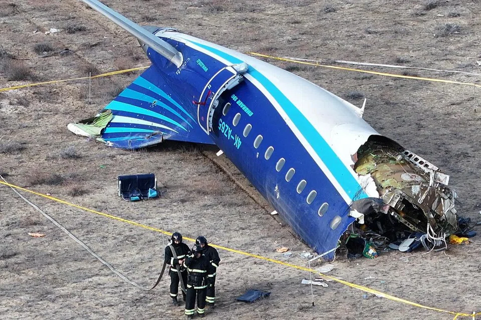 Serpihan bangkai pesawat penumpang, Azerbaijan Airlines, di lokasi nahas berhampiran bandar Aktau, Kazakhstan, dengan pesawat ‘Embraer 190’ itu dilaporkan membawa 67 penumpang dari Baku menuju ke Grozny, Selatan Russia.