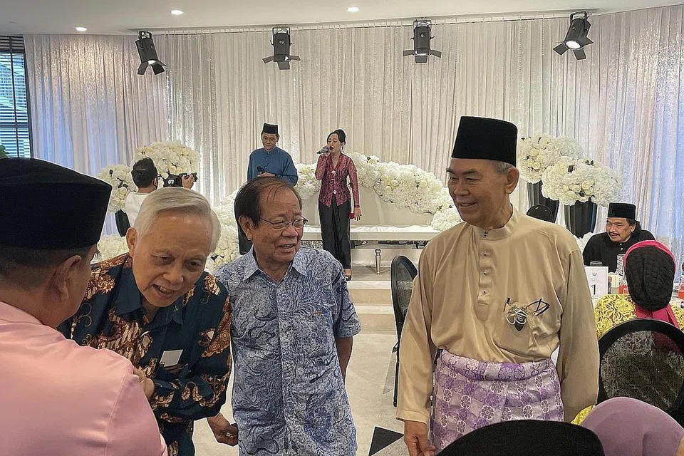 ORANG KAMPUNG: Tetamu yang hadir di Majlis Perjumpaan Hari Raya Kampung Amber Geng yang berlangsung di Dewan Manhattan, Anggun by Mastura di Stevens Road semalam termasuk (berdiri, dari kanan) Encik Selamat, Encik Nelson Ng dan Encik Rohan. - Foto BM oleh FARID HAMZAH