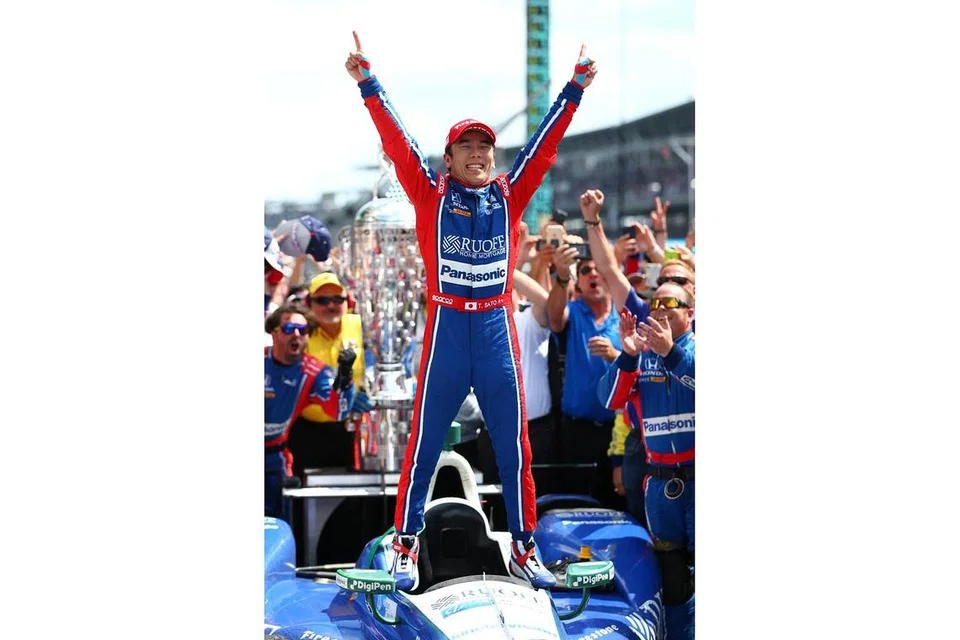 JUARA BERGAYA: Takuma Sato meraikan kejayaan memenangi perlumbaan Indy 500 di litar Indianapolis Motor Speedway kelmarin. - Foto REUTERS