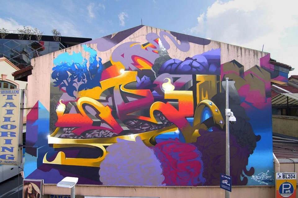 BAU SETANGGI JADI INSPIRASI: Pelukis grafiti Song pula menghasilkan lukisan warna-warni, 'A Scent of Lights' sebagai melambangkan pengamatan dan penggunaan lima derianya dalam memahami kawasan Little India. - Foto @VISUALLYKLAXIFIED