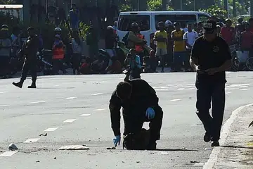 Anggota unit pemusnah bom polis memeriksa bungkisan mencurigakan berhampiran kedutaan Amerika Syarikat di Manila selepas ia diletupkan pada 28 Nov 2016. 