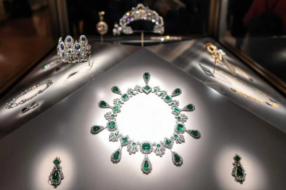 Rantai dan anting-anting dari set perhiasan Empress Marie-Louise dipamerkan di Galeri Apollon, Muzium Louvre pada 2020.