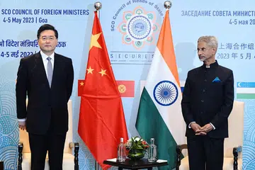 Menteri Luar India, Encik Subrahmanyam Jaishankar (kanan) dengan rakan sejawatannya, Encik Qin Fang semasa di luar mesyuarat Majlis SCO pada 4 Mei tahun ini. 