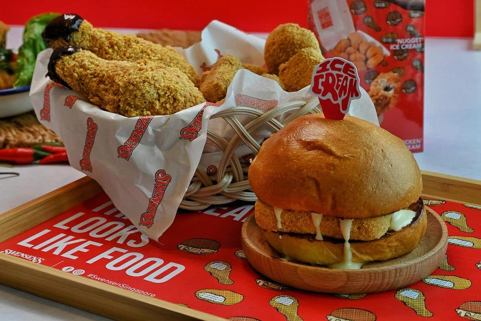 BURGER AISKRIM: Kelihatan seperti burger, filet ini adalah aiskrim yang disiram dengan sos ‘butterscotch’ dan diletakkan antara dua roti brichoe.
