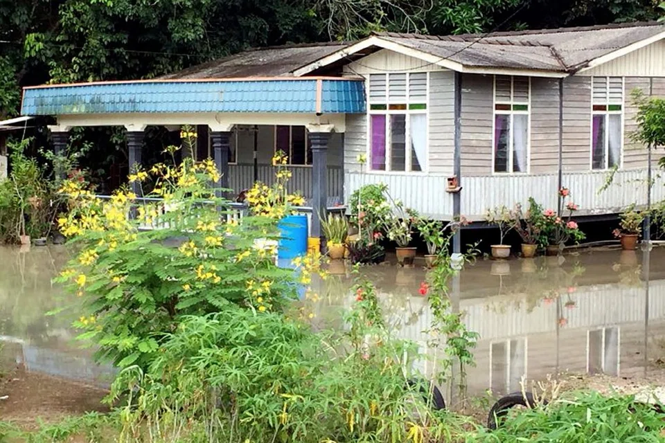 KAMPUNG DI JOHOR DINAIKI AIR: Kampung Seri Makmor dekat Tangkak ini antara kawasan di Johor yang dinaiki air. Keadaan diburukkan oleh limpahan air Sungai Tangkak. - Foto BHM