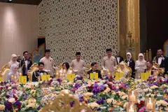 Timbalan Perdana Menteri, Encik Heng Swee Keat (duduk, tiga dari kanan), dan isteri (tiga dari kiri) menghadiri majlis hari jadi Sultan Brunei, Sultan Hassanal Bolkiah, di Istana Nurul Iman, pada 16 Julai. 