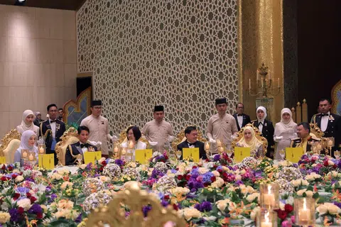 Timbalan Perdana Menteri, Encik Heng Swee Keat (duduk, tiga dari kanan), dan isteri (tiga dari kiri) menghadiri majlis hari jadi Sultan Brunei, Sultan Hassanal Bolkiah, di Istana Nurul Iman, pada 16 Julai. 