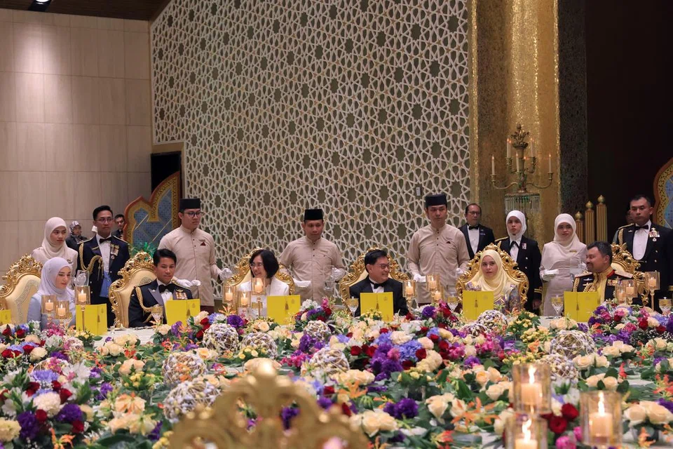 Timbalan Perdana Menteri, Encik Heng Swee Keat (duduk, tiga dari kanan), dan isteri (tiga dari kiri) menghadiri majlis hari jadi Sultan Brunei, Sultan Hassanal Bolkiah, di Istana Nurul Iman, pada 16 Julai. 